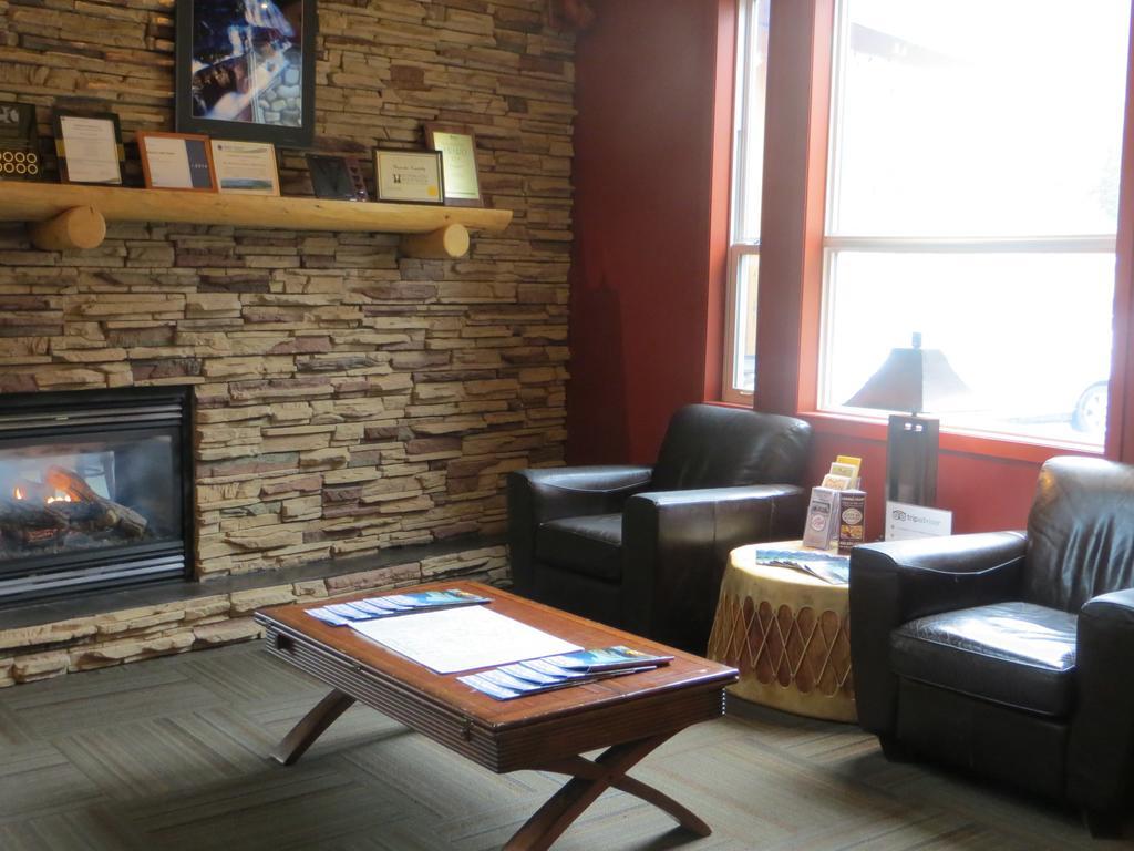 Lakes Hotel