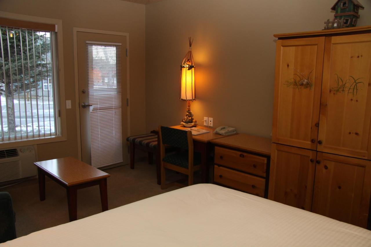 Lakes Hotel