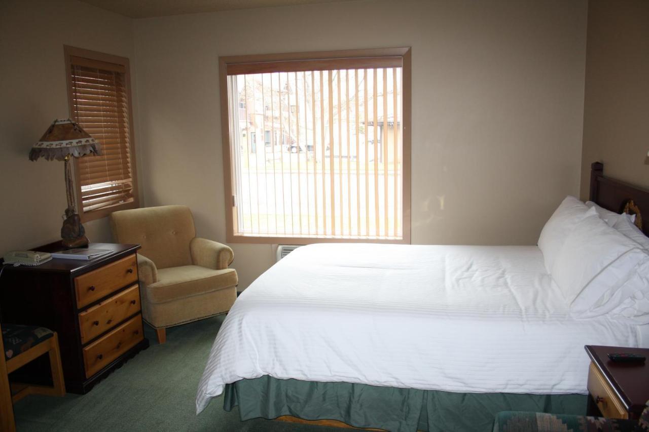 Lakes Hotel